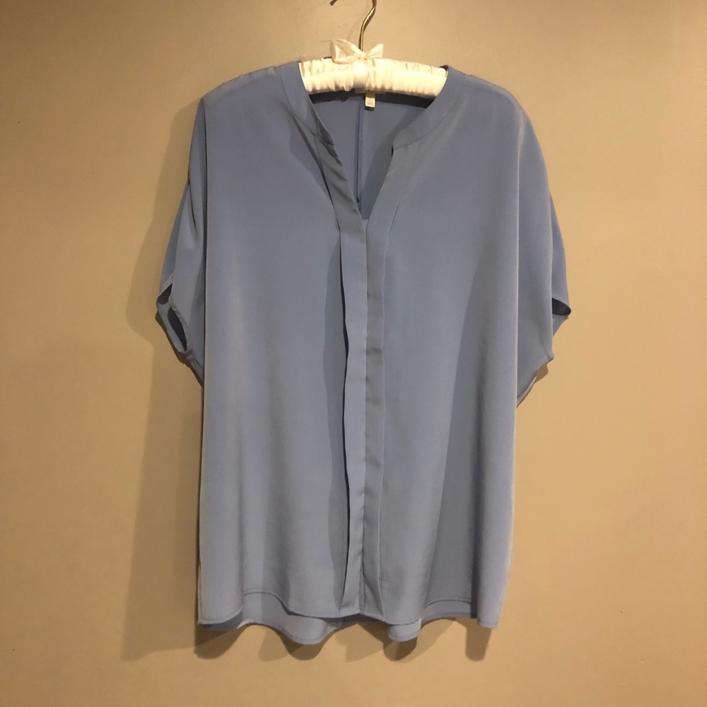 🎀 Talbots hidden button blouse sz L
